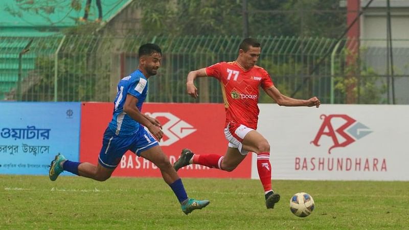 শেখ রাসেল ক্রীড়াচক্রের বিপক্ষে অ্যাকশনে বসুন্ধরার গফুরভ