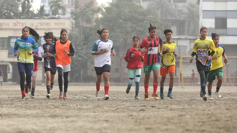 ফুটবল হওয়ার স্বপ্ন নিয়ে নারায়ণগঞ্জ শহরে আলাউদ্দিন খান স্টেডিয়ামে অনুশীলনে মগ্ন একঝাঁক কিশোরী