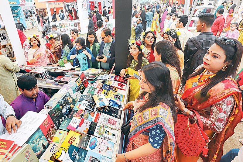 পয়লা ফাল্গুন ও ভালোবাসা দিবসে বইমেলায় ক্রেতা-দর্শনার্থীদের ভিড়। গতকাল বিকেলে সোহরাওয়ার্দী উদ্যানে