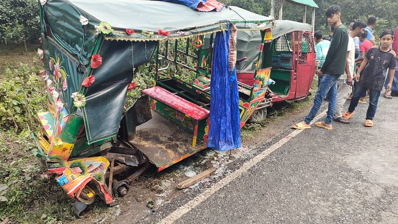 বাসের ধাক্কায় দুমড়ে-মুচড়ে যাওয়া সিএনজি ও ব্যাটারিচালিত অটোরিকশা