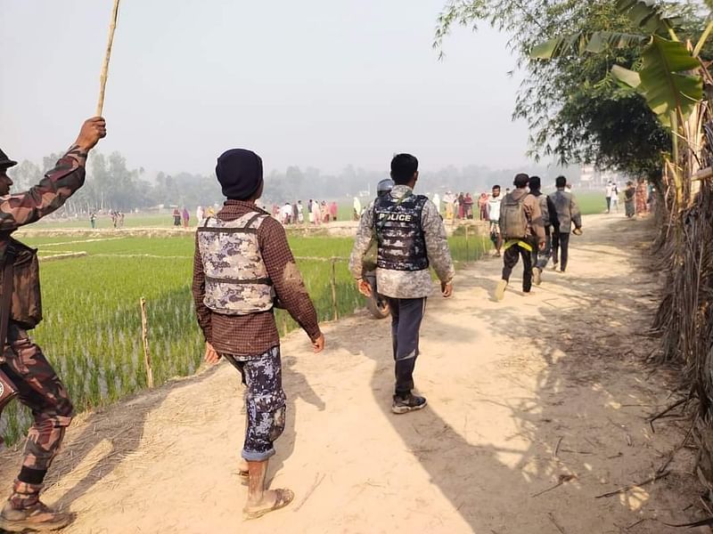 মিয়ানমারের অভ্যন্তরে সংঘাতের জেরে দেশটির বিভিন্ন বাহিনীর সদস্যরা বাংলাদেশে পালিয়ে আসছেন। আজ মঙ্গলবার সকালে উখিয়ার পালংখালীর রহমতবিল এলাকায়