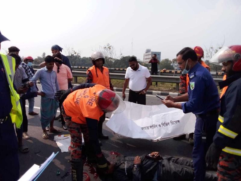 বঙ্গবন্ধু এক্সপ্রেসওয়েতে মোটরসাইকেল দুর্ঘটনায় নিহত বাবা-মেয়ের লাশ উদ্ধার করছে ফায়ার সার্ভিস। বুধবার দুপুরে মুন্সিগঞ্জের শ্রীনগর উপজেলার হাসাড়া এলাকায়