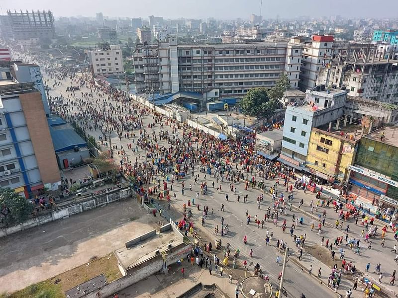 নারী শ্রমিকের মৃত্যুর খবরে অন্যান্য কারখানার শ্রমিকেরা গাজীপুরের কুনিয়া বড়বাড়ি এলাকায় শনিবার ঢাকা-ময়মনসিংহ মহাসড়ক অবরোধ করেন