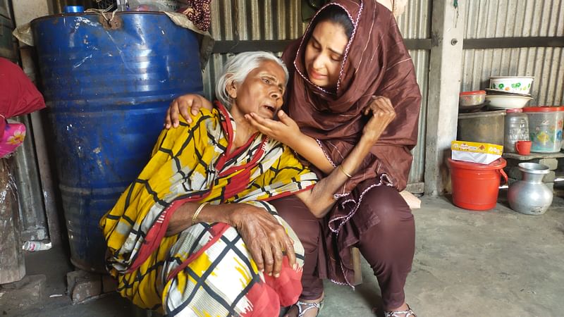 ছেলের বউ সালমা বেগম ও দুই নাতি-নাতনির মৃত্যুশোকে বিলাপ করছেন সবুজা বেগম। তাঁকে সান্ত্বনা দিচ্ছেন এক স্বজন। সোমবার দুপুরে মুন্সিগঞ্জের সিরাজদিখান উপজেলার উত্তর ইসলামপুর গ্রামে