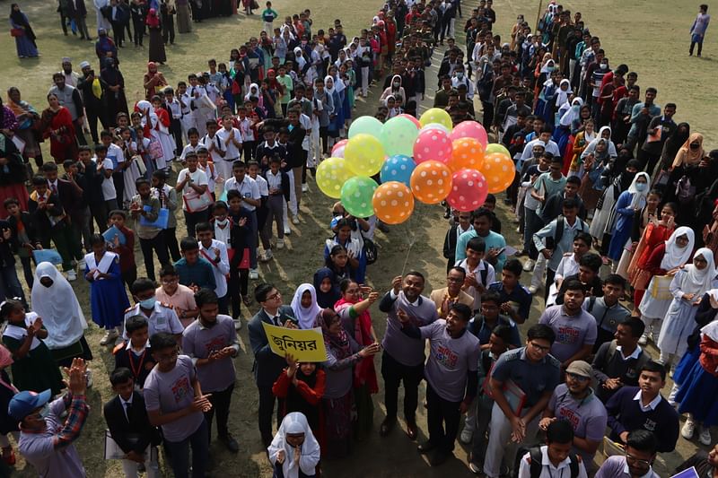 কুমিল্লার নবাব ফয়জুন্নেছা সরকারি বালিকা উচ্চবিদ্যালয়ে আজ শুরু হয়েছে ডাচ্-বাংলা ব্যাংক-প্রথম আলো গণিত উৎসব। উৎসবে বেলুন উড়িয়ে অনুষ্ঠান উদ্বোধন করছেন আমন্ত্রিত অতিথিরা