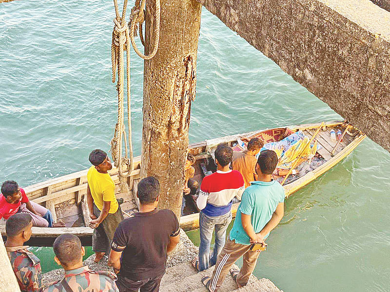 সীমান্তে সংঘাতের মধ্যে গতকাল মিয়ানমার থেকে পাঁচ রোহিঙ্গা একটি নৌকায় করে টেকনাফের শাহপরীর দ্বীপের জেটিঘাটে পৌঁছান