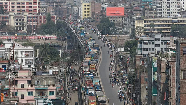 বুড়িগঙ্গা দ্বিতীয় (বাবুবাজার) সেতুর ওপরে ঘণ্টার পর ঘণ্টা দাঁড়িয়ে আছে যানবাহন। যানজট কদমতলী–নাজিরেরবাগ সড়কেও ছড়িয়েছে। শনিবার দুপুরে