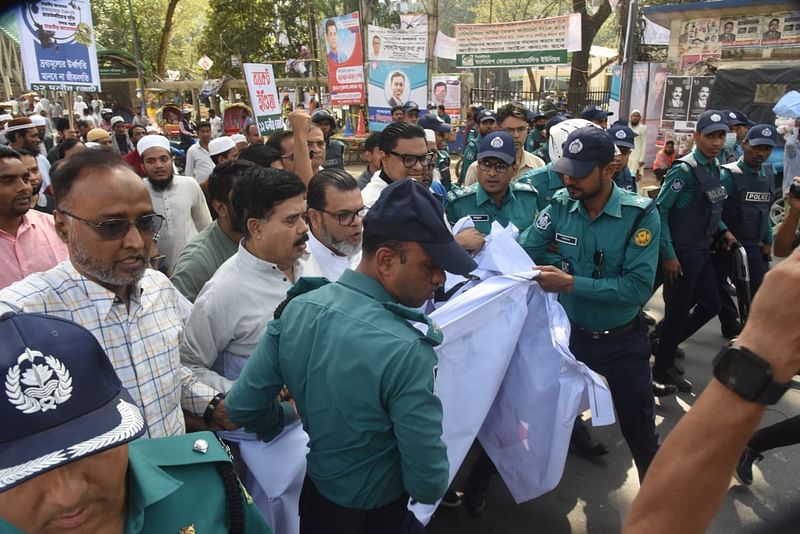 ১২ দলীয় জোটের মিছিলে বাধা দেয় পুলিশ। আজ শনিবার সকালে জাতীয় প্রেসক্লাবের সামনে