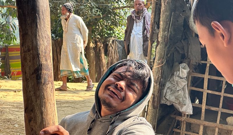 মর্টার শেলের আঘাতে নিহত হোসনে আরার ছেলে মোহাম্মদ ইব্রাহীমের আহাজারিতে ভারী হয়ে উঠে পরিবেশ। আজ মঙ্গলবার সকাল পৌনে ১০টার দিকে বান্দরবানের নাইক্ষ্যংছড়ি উপজেলার জলপাইতলী গ্রামে