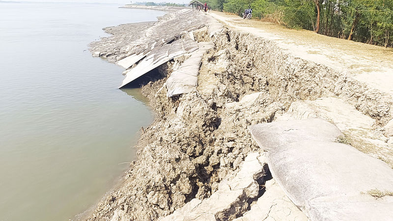 খুলনার কয়রা উপজেলার হরিণখোলা এলাকায় কপোতাক্ষ নদের বাঁধের ৩০০ মিটার ধসে পড়েছে। গত সোমবার তোলা ছবি