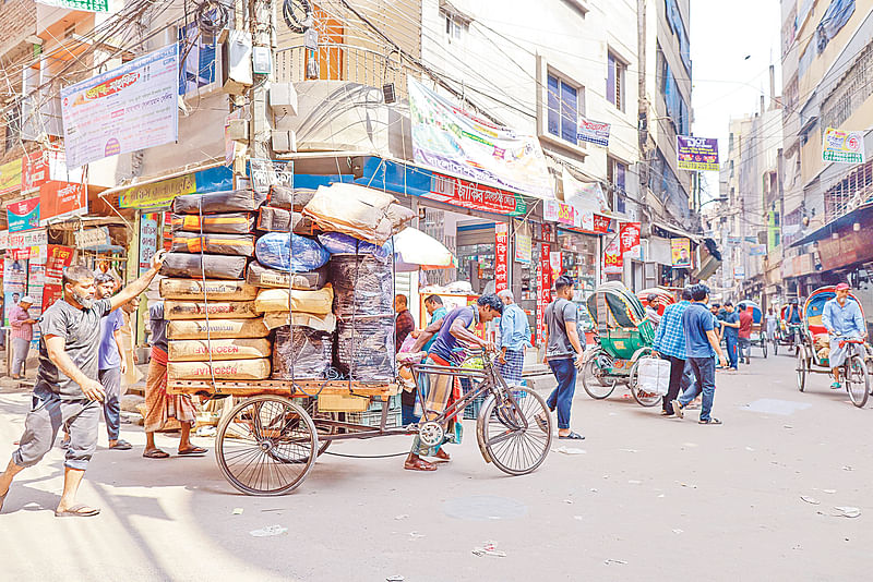 চকবাজারের চুড়িহাট্টায় ভয়াবহ অগ্নিকাণ্ডের পাঁচ বছর পেরোলেও এখনো সেখানে রয়েছে রাসায়নিকের গুদাম। ভ্যানে করে এভাবেই বহন করা হয় রাসায়নিক দ্রব্য। গত শনিবার