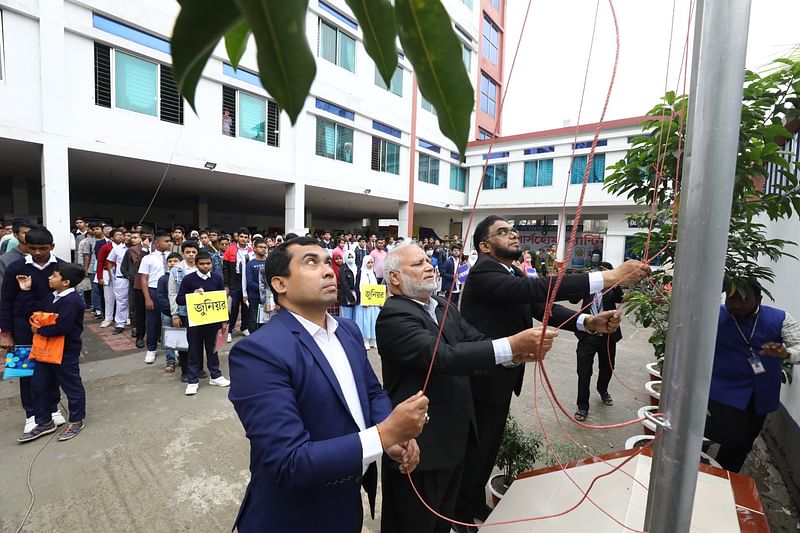 পতাকা উত্তোলনের মধ্য দিয়ে শুরু হয় ডাচ্-বাংলা ব্যাংক-প্রথম আলো আঞ্চলিক গণিত উৎসব। আজ শুক্রবার সকালে সিলেট নগরের মেজরটিলা এলাকার স্কলার্সহোম কলেজ প্রাঙ্গণে