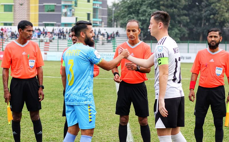 খেলা শুরুর আগে হাত মেলাচ্ছেন আবাহনী এবং মোহামেডানের অধিনায়ক