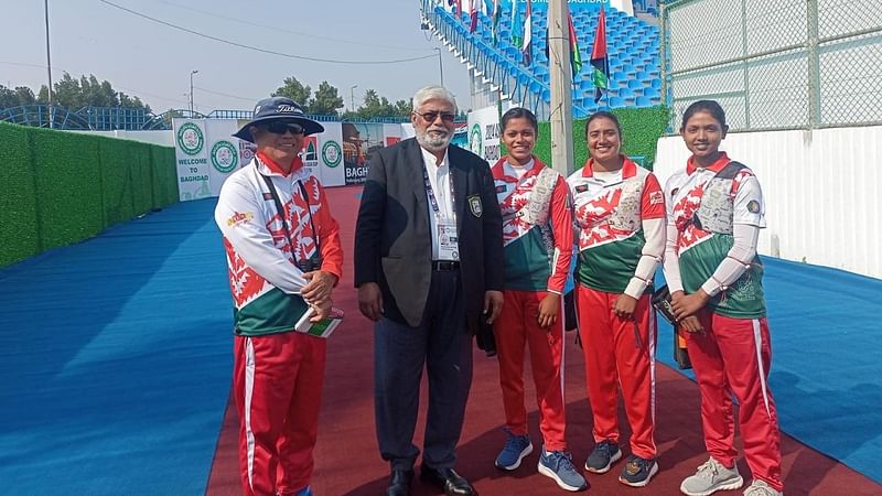 রিকার্ভ মহিলা দলগত বিভাগে ব্রোঞ্জ জয়ী বাংলাদেশের তিন আর্চারের সঙ্গে দুই কর্মকর্তা