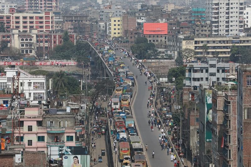 বুড়িগঙ্গা দ্বিতীয় (বাবুবাজার) সেতুর ওপরে ঘণ্টার পর ঘণ্টা দাঁড়িয়ে আছে যানবাহন। যানজট কদমতলী–নাজিরেরবাগ সড়কেও ছড়িয়েছে। শনিবার দুপুরে