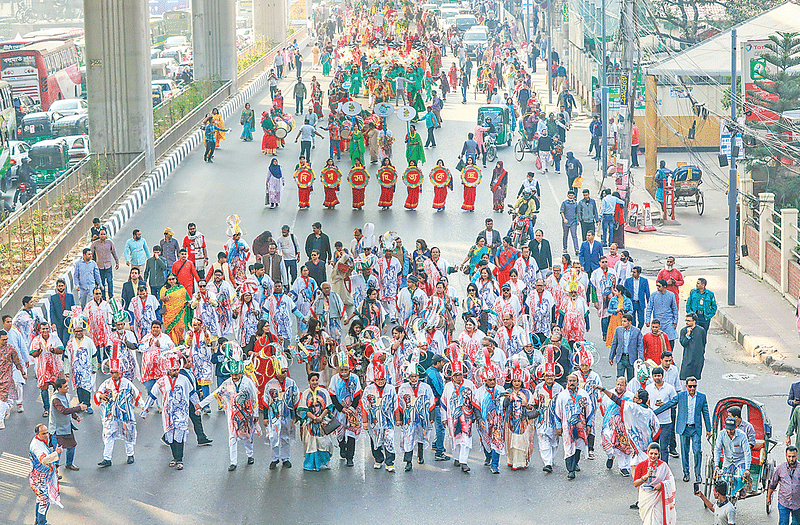 বিশ্বসাহিত্য কেন্দ্রের ৪৫তম প্রতিষ্ঠাবার্ষিকী উপলক্ষে রাজধানীতে বর্ণাঢ্য শোভাযাত্রা বের করা হয়। শোভাযাত্রাটি শাহবাগ থেকে বাংলামোটরে এসে শেষ হয়। শোভাযাত্রায় অংশগ্রহণকারীদের পরনে ছিল বাহারি সব পোশাক। বাদ্যবাজনার তালে তালে এগিয়ে যায় শোভাযাত্রা। গতকাল সকালে