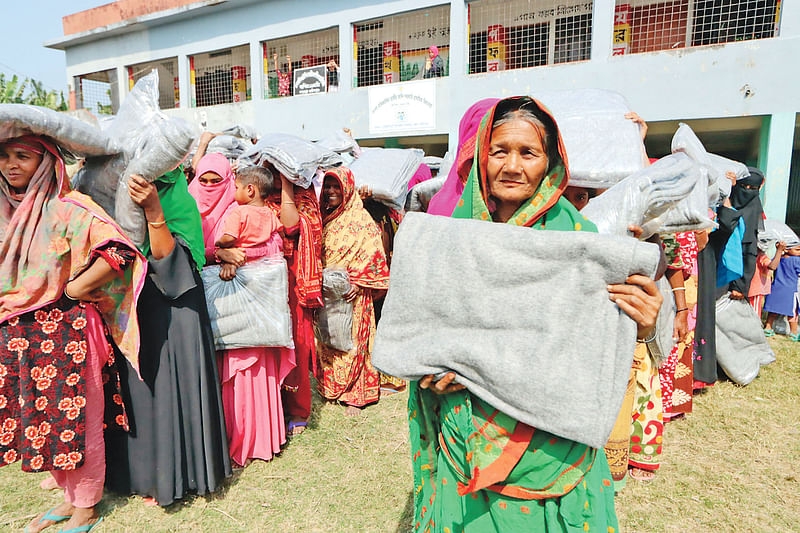 প্রথম আলো ট্রাস্টের উদ্যোগে শীতার্ত মানুষের মধ্যে কম্বল বিতরণ করা হয়। গতকাল ফরিদপুর সদর উপজেলার চর নাসিরপুর ইউনিয়নের মফিজউদ্দিন হাজিরকান্দি সরকারি প্রাথমিক বিদ্যালয় চত্বরে