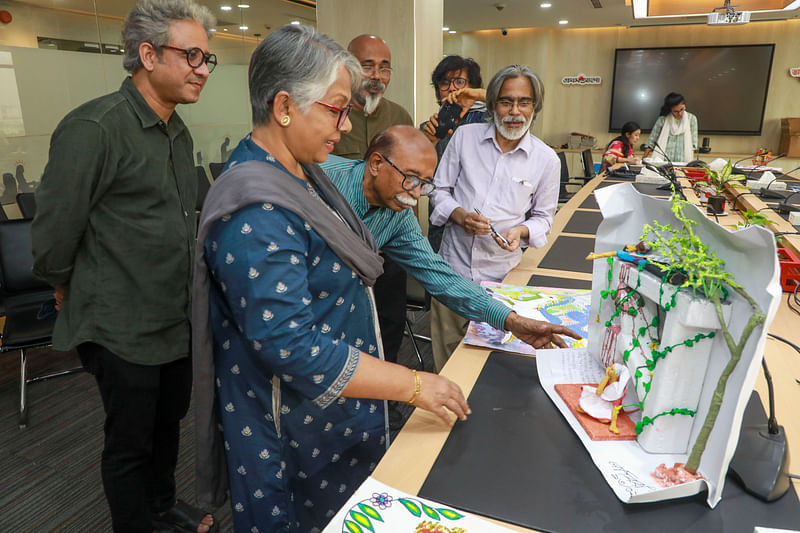 বর্ণমেলা উপলক্ষে আয়োজিত প্রতিযোগিতায় বিচারকেরা। চলছে বিজয়ী নির্বাচিত করার বিশ্লেষণ। কারওয়ান বাজার, ঢাকা