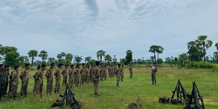 প্রশিক্ষণে পিডিএফের বাহিনীর সদস্যরা। ইরাবতীর প্রতিবেদনের একাংশের স্ক্রিনশট