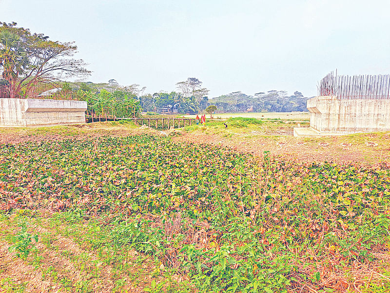 পটুয়াখালীর দশমিনা  উপজেলায় দুই ইউনিয়নের সংযোগ সড়কের আদমপুরা খালের ওপর নির্মাণাধীন সেতু