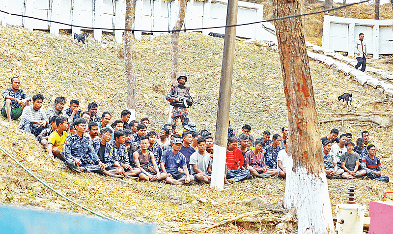 গতকাল বাংলাদেশে পালিয়ে আসা মিয়ানমার সীমান্তরক্ষী বাহিনীর সদস্যরা। তাঁদের নিরস্ত্র করে টেকনাফের হোয়াইক্যংয়ে বিজিবির সীমান্ত ফাঁড়িতে আনা হয়। গতকাল দুপুরে