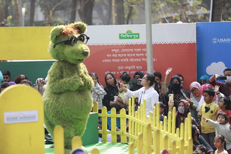 সাপ্তাহিক ছুটির দিন শুক্রবার অমর একুশে বইমেলায় শিশুপ্রহরে সিসিমপুরের জনপ্রিয় চরিত্র টুকটুকি, শিকু, ইকরি ও হালুমদের সঙ্গে আনন্দে সময় কাটায় শিশুরা