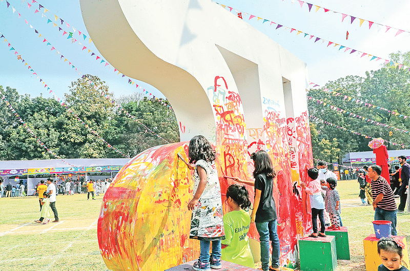 বর্ণমেলার মাঠে স্থাপন করা হয় বিশাল আকারের ‘মা’। একুশের সকালে খুদে শিশুরা রাঙিয়ে দেয় সেই মাকে। গতকাল রাজধানীর ধানমন্ডির সুলতানা কামাল মহিলা ক্রীড়া কমপ্লেক্স প্রাঙ্গণে