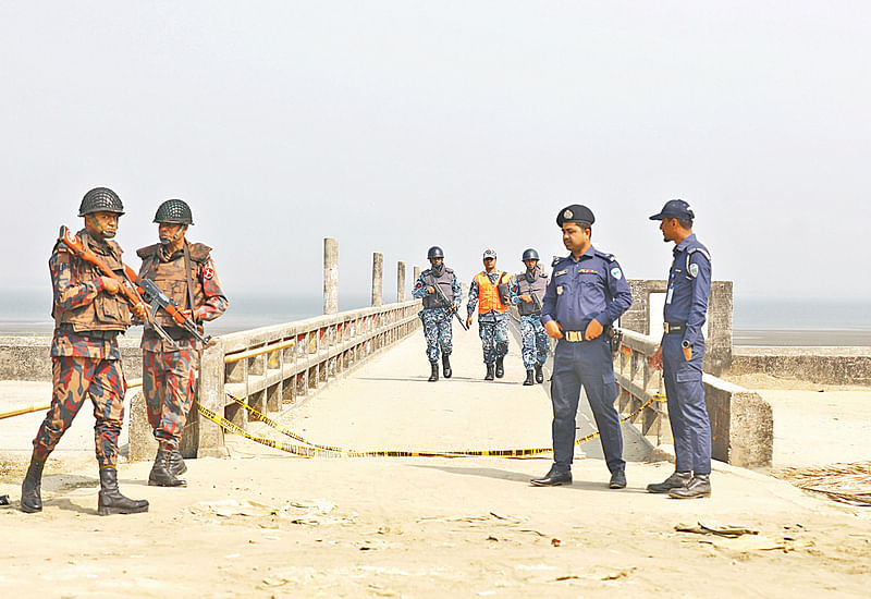 রোহিঙ্গা অনুপ্রবেশ ঠেকাতে সীমান্তে কঠোর অবস্থানে আইনশৃঙ্খলা রক্ষাকারী বাহিনী। গতকাল দুপুরে টেকনাফের শাহপরীর দ্বীপে