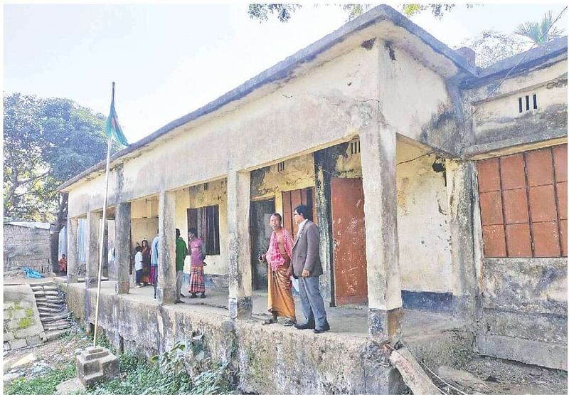 ধর্মপাশার খলাপাড়া সরকারি প্রাথমিক বিদ্যালয়ের ভবনটি আট বছর ধরে বেহাল ও ঝুঁকিপূর্ণ অবস্থায় চলছে। বৃহস্পতিবার দুপুরে