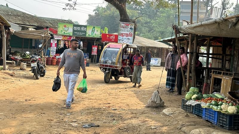 মিয়ানমার সীমান্তে গোলাগুলি কমায় বাজারে মানুষের উপস্থিতি বেড়েছে। আজ সকাল পৌনে ১০টার দিকে বান্দরবানের নাইক্ষ্যংছড়ি উপজেলার ঘুমধুম ইউনিয়নের বেতবুনিয়া বাজারে