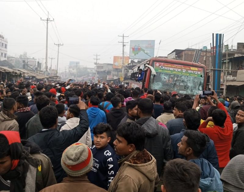 বাসচাপায় চারজন নিহতের পর সড়ক অবরোধ করেন বিক্ষুব্ধ মানুষেরা। আজ মঙ্গলবার সকালে দিনাজপুরের চিরিরবন্দরের রানীরবন্দর বাজার বাসস্ট্যান্ডে