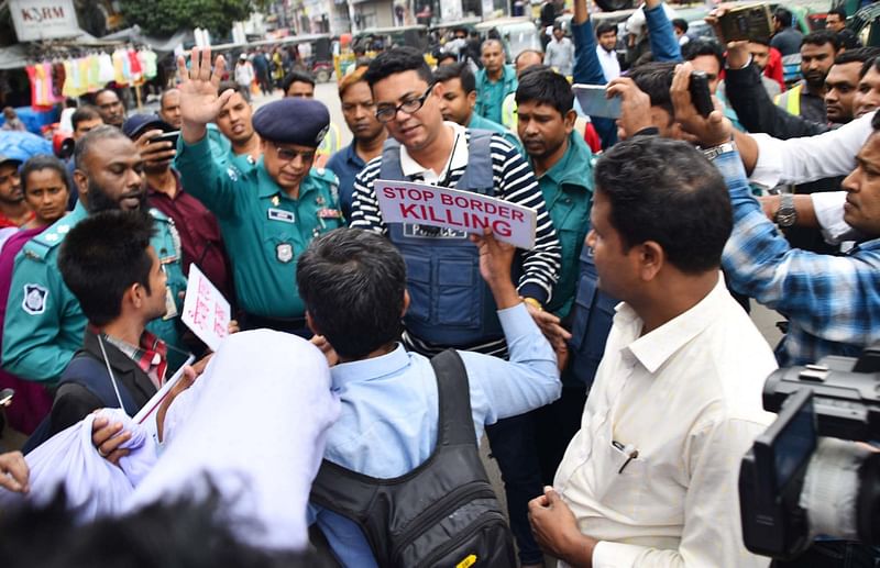 প্রতীকী লাশ নিয়ে মো. হানিফের সমাবেশে পুলিশের বাধা। আজ রোববার দুপুরে রাজশাহী নগরের সাহেববাজারে রাজশাহী প্রেসক্লাবের সামনে