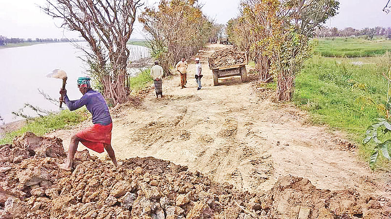 সুনামগঞ্জে নির্ধারিত সময়ে শেষ হয়নি হাওরের ফসল রক্ষা বাঁধ নির্মাণের কাজ। গতকাল বিকেলে জেলার জামালগঞ্জ উপজেলার হালির হাওরের সুন্দরপুর এলাকায়।