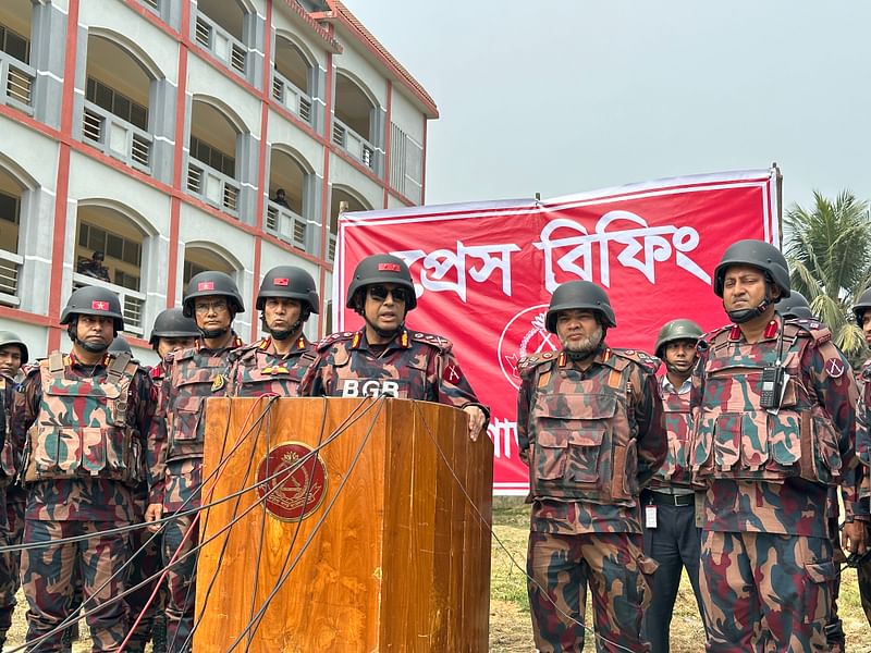 বান্দরবানের নাইক্ষ্যংছড়ির তুমব্রু ও ঘুমধুম সীমান্ত পরিদর্শন শেষে সংবাদ সম্মেলনে কথা বলেন বিজিবি মহাপরিচালক মেজর জেনারেল মোহাম্মদ আশরাফুজ্জামান সিদ্দিকী। আজ বুধবার বেলা ১১টার দিকে ঘুমধুম উচ্চবিদ্যালয়ে