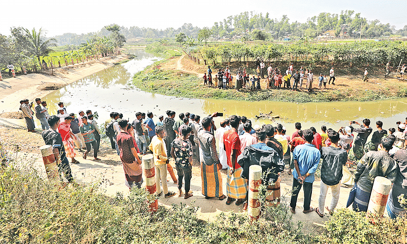 কক্সবাজারের উখিয়া উপজেলার বালুখালীর তেলিপাড়া খালে হেলমেট ও গ্লাভস পরা একটি মৃতদেহ ভেসে এসেছে। মৃতদেহ দেখতে হাজারো মানুষ ভিড় করে। গতকাল বেলা দেড়টায়