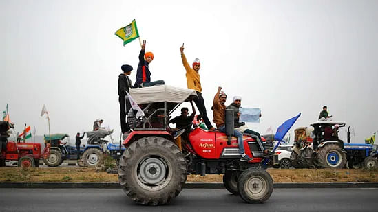 ট্রাক্টর নিয়ে দিল্লির পথে আন্দোলনরত কৃষকেরা