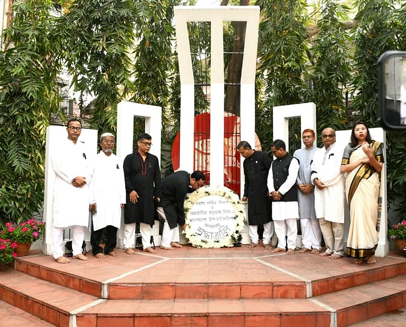 কলকাতায় বাংলাদেশের উপ–হাইকমিশনের চত্বরের শহীদ মিনারে পুষ্পমাল্য অর্পণের মাধ্যমে শহীদ দিবস উদ্‌যাপন শুরু হয়