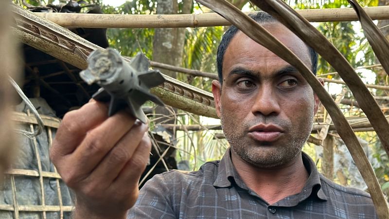 আজ সোমবার বেলা পৌনে তিনটার দিকে নাইক্ষ্যংছড়ির ঘুমধুম ইউনিয়নের জলপাইতলী গ্রামের একটি রান্নাঘরের ওপর মর্টার শেলটি এসে পড়ে। এতে দুজন নিহত হয়েছেন।