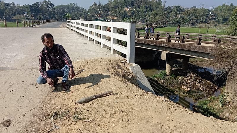 বান্দরবানের নাইক্ষংছড়ির ঘুমধুম সীমান্তে পাওয়া মর্টার শেলটি তুমব্রু সড়কে রাখা হয়েছে। আজ শনিবার সকাল ৯টায়