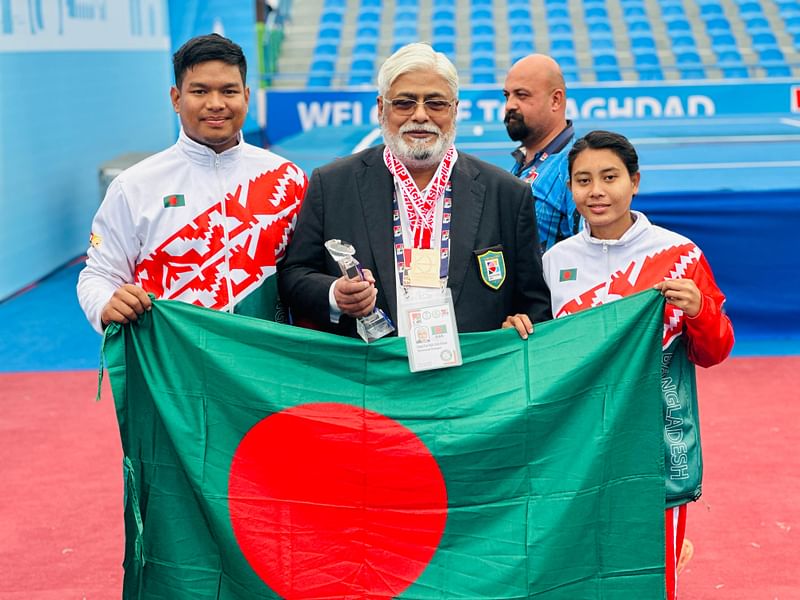 বাংলাদেশ আর্চারি ফেডারেশনের সাধারণ সম্পাদক কাজী রাজিবউদ্দিন আহমেদের সঙ্গে ব্রোঞ্জজয়ী তপু রায় ও মেঘলা রানী