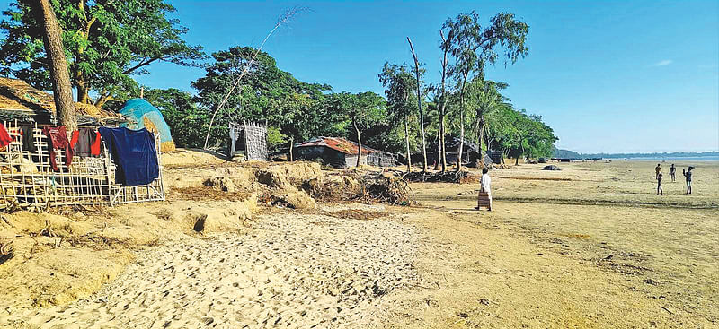 টেকসই বেড়িবাঁধ না থাকায় জলোচ্ছ্বাসে প্লাবিত হয় ঘরবাড়ি, বিলীন হয় গাছপালা। গত ২৪ নভেম্বর কক্সবাজারের সাগরদ্বীপ উপজেলা কুতুবদিয়ার মফজল মিয়া গ্রামে