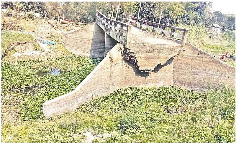 দেবে যাওয়া সেতুটির কারণে দুর্ভোগে রয়েছে পাঁচটি গ্রামের মানুষ। গতকাল মানিকগঞ্জের দৌলতপুর উপজেলার রামচন্দ্রপুর চকপাড়া গ্রামে