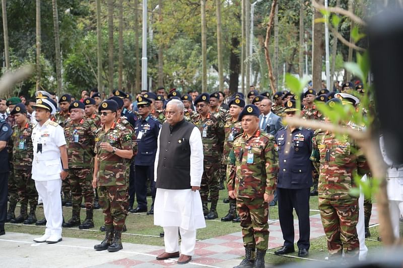 রাজধানীর বনানীর সামরিক কবরস্থানে পিলখানা হত্যাকাণ্ডে শহীদদের প্রতি শ্রদ্ধা নিবেদন করেন স্বরাষ্ট্রমন্ত্রী আসাদুজ্জামান খান, তিন বাহিনীর প্রধান ও অন্যরা