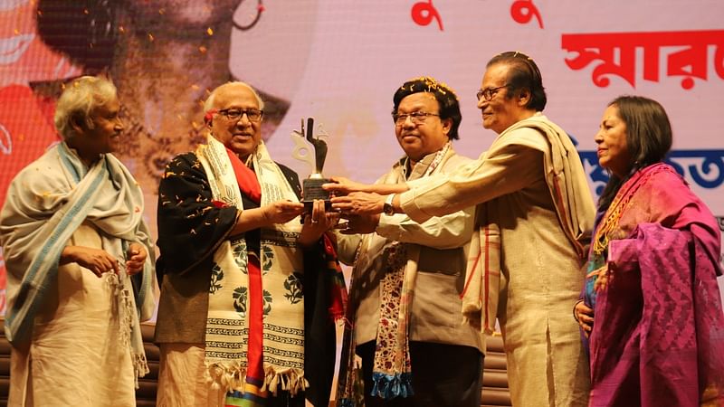 ‘নৃত্যাচার্য বুলবুল চৌধুরী আজীবন সম্মাননা’ পেয়েছেন বাংলাদেশ শিল্পকলা একাডেমির মহাপরিচালক লিয়াকত আলী লাকী। বাংলাদেশ নৃত্যশিল্পী সংস্থা আয়োজিত অনুষ্ঠানে গতকাল শনিবার সন্ধ্যায় জাতীয় নাট্যশালা মিলনায়তনে এ সম্মাননা প্রদান করা হয়। ছবি: সংগৃহীত