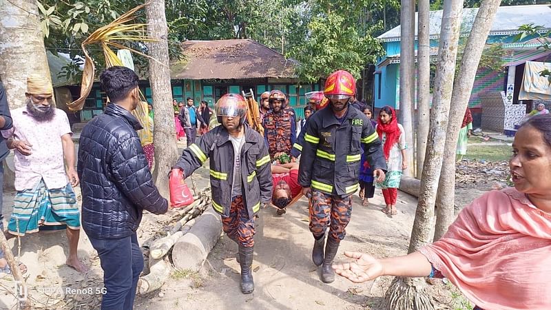 আহত দুই পুলিশ সদস্যকে উদ্ধার করে বরিশাল পুলিশ হাসপাতাল ও বাড়ির মালিককে বরিশাল শের-ই-বাংলা মেডিকেল কলেজ হাসপাতালে ভর্তি করা হয়েছে। আজ মঙ্গলবার সকালে বরিশালের গৌরনদী উপজেলার বড় কসবা এলাকায়