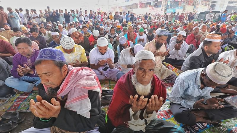 ইজতেমার আখেরি মোনাজাতকে ঘিরে আজ রোববার সকাল থেকেই মানুষের ঢল নামে টঙ্গীর তুরাগ তীরে