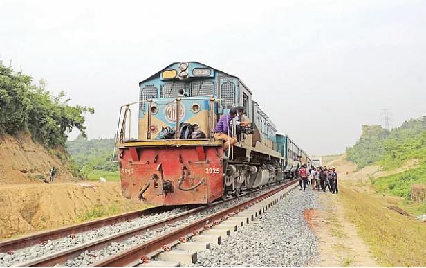 কক্সবাজারের পথে ট্রেন