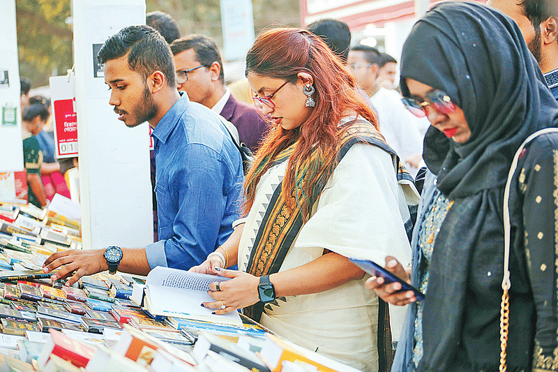 ছুটির দিনে বইমেলায় অপেক্ষাকৃত বেশি ভিড় দেখা যায়। গতকাল বিকেলে রাজধানীর সোহরাওয়ার্দী উদ্যানে