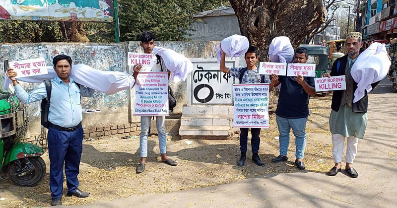 প্রতীকী লাশ ও প্ল্যাকার্ড হাতে হানিফ বাংলাদেশিসহ পাঁচ ব্যক্তি। আজ সকাল ১০টায় কক্সবাজারের টেকনাফ পৌরসভার অলিয়াবাদ জিরো পয়েন্টে