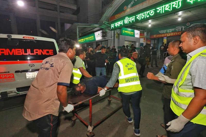 বেইলি রোডে আগুনে আহতদের ঢাকা মেডিকেল কলেজ হাসপাতালে নিয়ে আসা হয়।